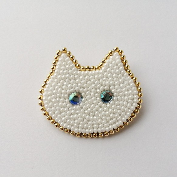 猫の日ビーズ刺繍♢白猫のブローチ ブローチ /イソア 通販