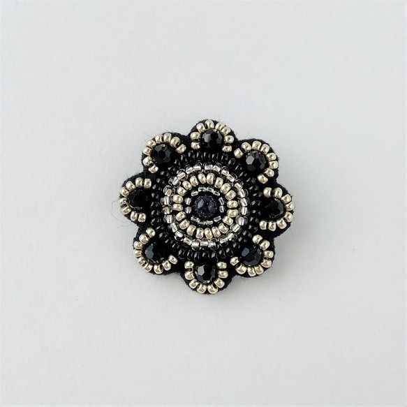 ビーズ刺繍♢花のブローチブラック×シルバー 1枚目の画像
