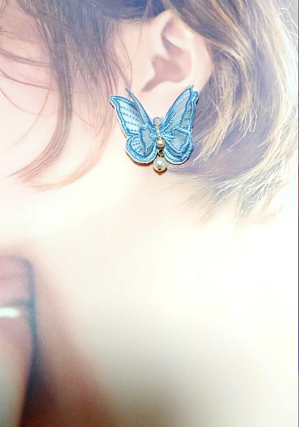 レース蝶が耳にとまるピアス/イヤリング 1枚目の画像
