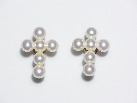 貝殼珍珠十字圖案夾式耳環 第1張的照片