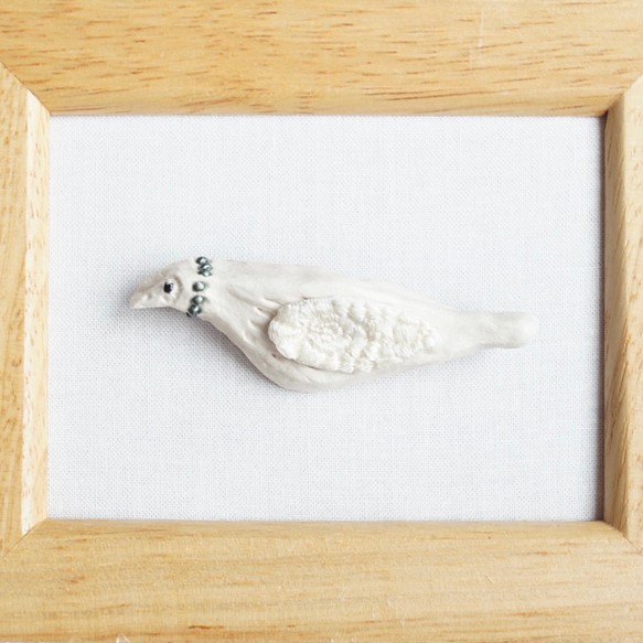 刺繍と粘土のブローチ「白い鳥a」 1枚目の画像