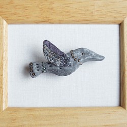 刺繍と粘土のブローチ「灰色鳥」 1枚目の画像