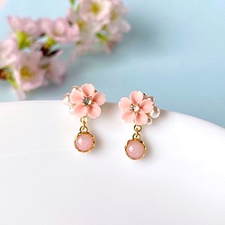 小さな桜とピンクストーンのイヤリング、ピアス・受注制作 1枚目の画像