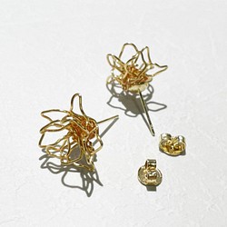 編まれた花のイヤリング 1枚目の画像