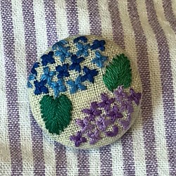 初夏の刺繍ヘアゴム/ブローチ　紫陽花・濃青 1枚目の画像