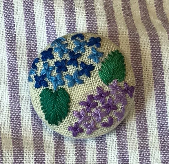 初夏の刺繍ヘアゴム/ブローチ　紫陽花・濃青 1枚目の画像