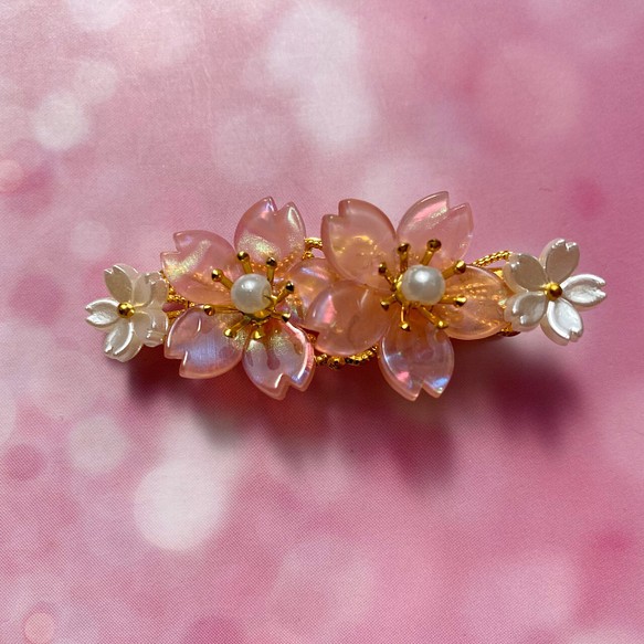 桜のヘアクリップ 半透明オーロラピンク色 1枚目の画像