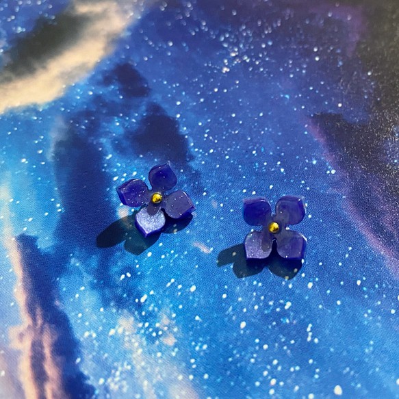 紫陽花花びらのスタッドピアス(紫) 1枚目の画像