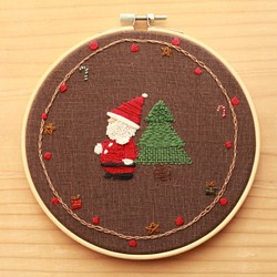 12月の刺繍「サンタクロースはクリスマスが楽しみ」／壁飾り 1枚目の画像