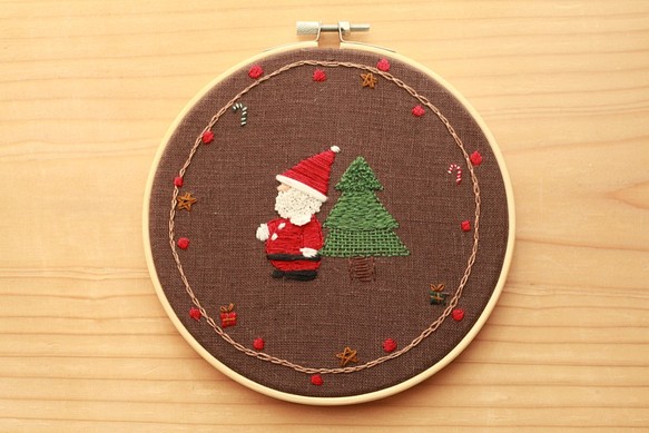 12月の刺繍「サンタクロースはクリスマスが楽しみ」／壁飾り 1枚目の画像