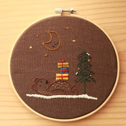 12月の刺繍「ネボスケくまのクリスマス」／壁飾り 1枚目の画像