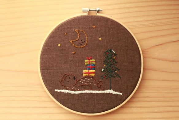 12月の刺繍「ネボスケくまのクリスマス」／壁飾り 1枚目の画像