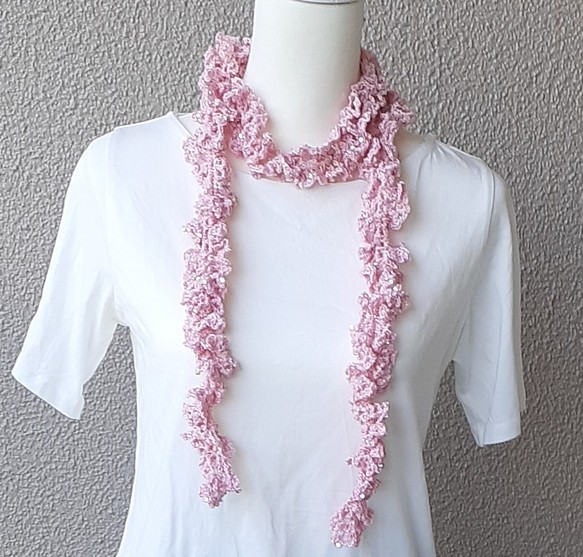スパンコール光るピンクの手編みフリルマフラー KM001 送料無料