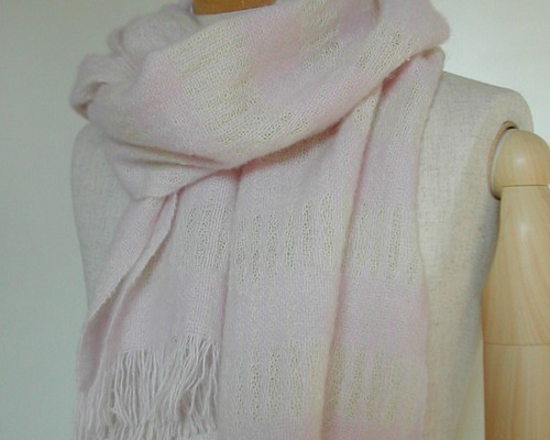 手織り 羊毛（ウール）ふわふわマフラー 白×うすピンク マフラー 糸