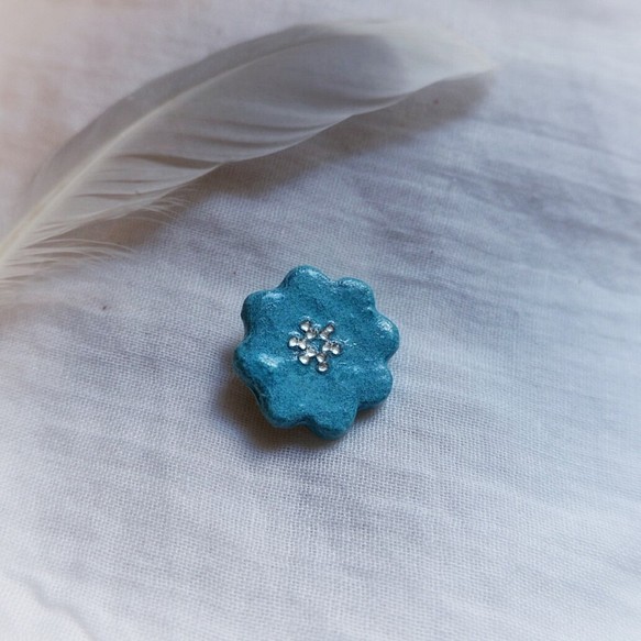陶土　青いお花のブローチ　/ターコイズブルー 1枚目の画像