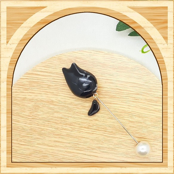 にゃんと太しっぽ【ブローチ】黒に白のマーブル猫　ブラックキャット 1枚目の画像
