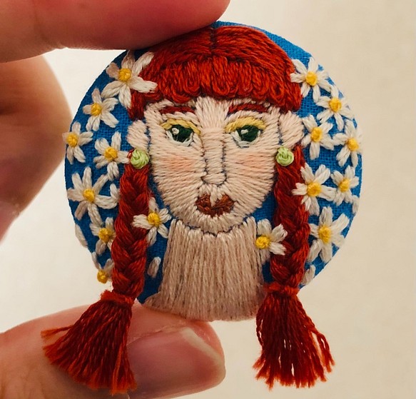 刺繍ブローチ 赤毛三つ編み美女 マリーゴールド 1枚目の画像