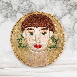 ショートヘア　ハンサム女の子刺繍ブローチ 1枚目の画像