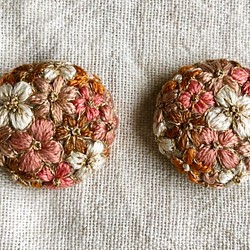 暗粉色米色花朵刺繡耳環 第1張的照片