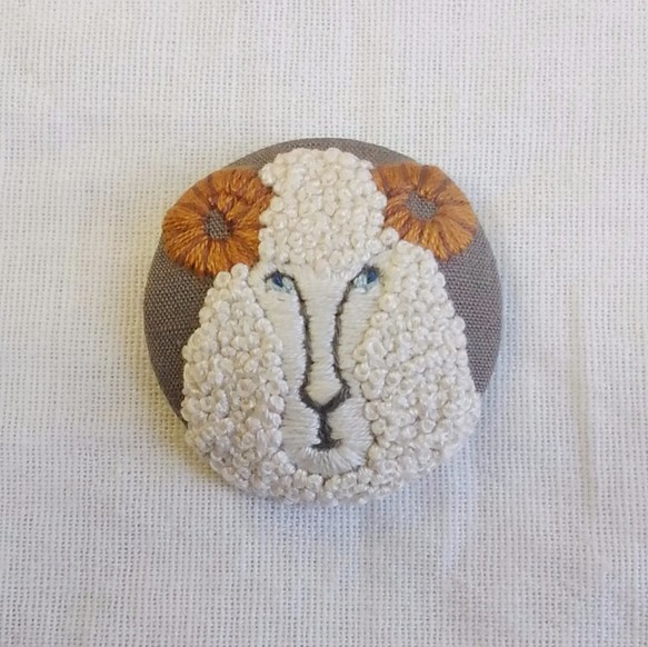 sheep hand embroidery brooch 第1張的照片