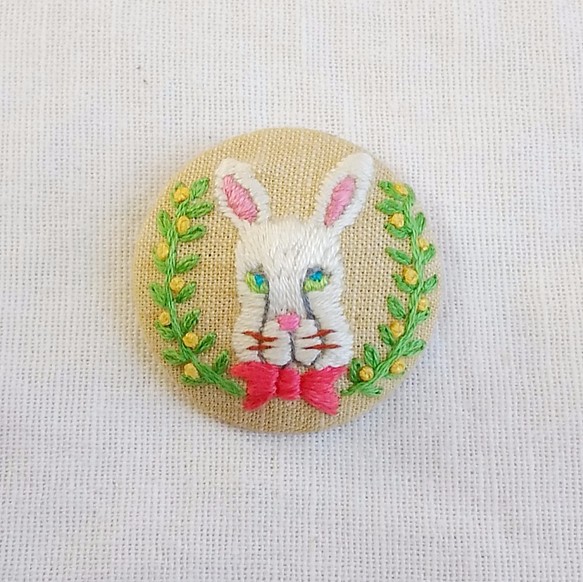 rabbit hand embroidery brooch 第1張的照片