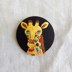 giraffe hand embroidery brooch 第1張的照片