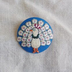 white peacock hand embroidery brooch 第1張的照片