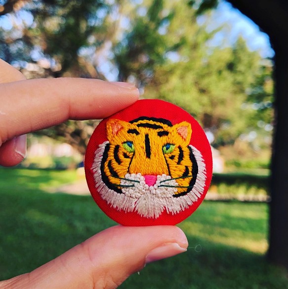 老虎手刺繍胸針 tiger hand embroidery brooch 第1張的照片