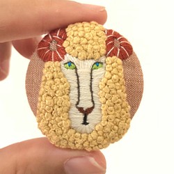 羊手刺繍胸針 sheep hand embroidery brooch 第1張的照片