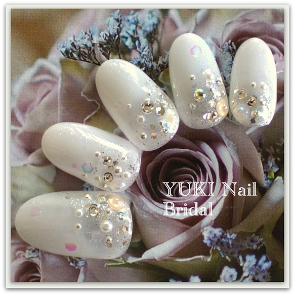 白グラデのキラキラネイル ネイルチップ ネイルシール Bridal Yuki Nail 通販 Creema クリーマ ハンドメイド 手作り クラフト作品の販売サイト