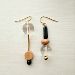 【アシンメトリーシリーズ】clear × whitewood vintage pierce、earring 1枚目の画像