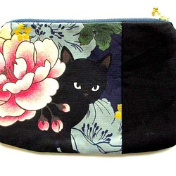 從藍色左日本模式門廊*的黑貓 第1張的照片