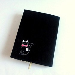 貓刺繡黑皮書封面*粉紅絲帶貓 第1張的照片