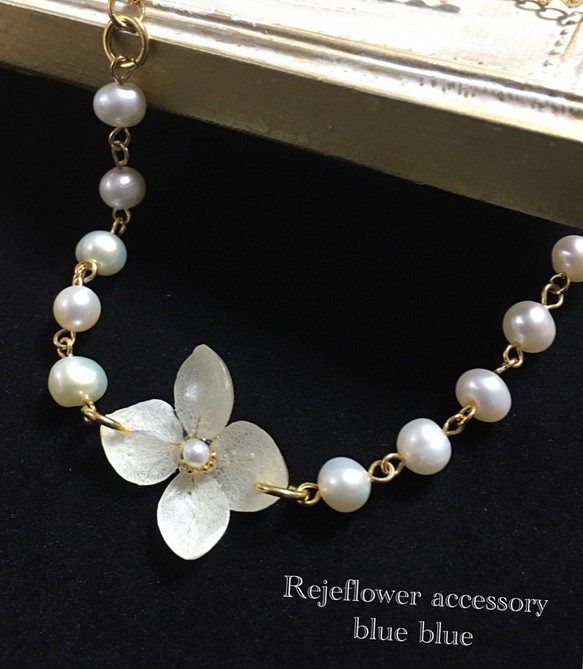 白色的八仙花和淡水珍珠鐲子 第1張的照片