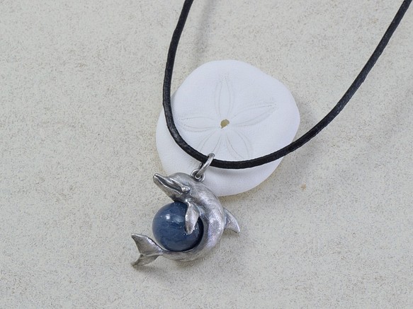 海豚球吊墜藍晶石配皮繩項鍊 第1張的照片