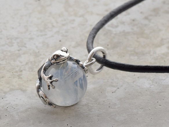 Frog ball pendant high quality Blue Mo leather cord necklace 第1張的照片