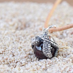 海龜球吊墜幸福紅寶石石榴石配皮錶帶項鍊 第1張的照片