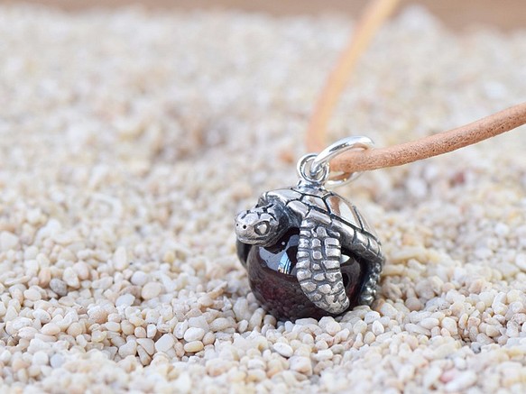 海龜球吊墜幸福紅寶石石榴石配皮錶帶項鍊 第1張的照片