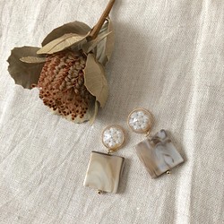 pearls×milk tea color earrings 1枚目の画像