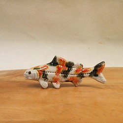 ニシキゴイ（白赤黒）・陶芸作品 置物mini（陶 さかな フィギュア） 1枚目の画像
