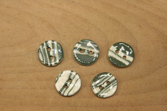 陶ボタン・緑白練込（サイズ小・約18mm） 1枚目の画像