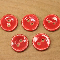 陶ボタン・赤釉（サイズ大・約24mm） 1枚目の画像