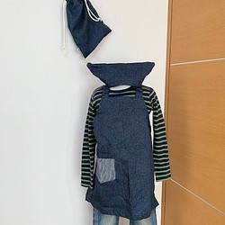 キッズエプロン＆三角巾・デニム調リバーシブルプリント（紺）収納袋付き・120サイズ　BOYS 1枚目の画像