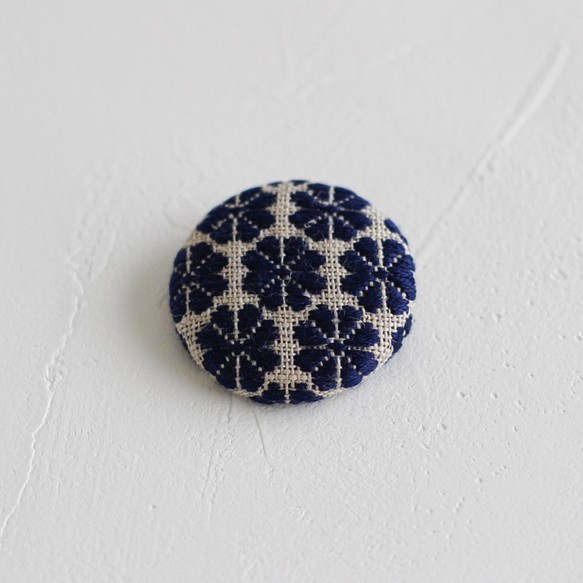 こぎん刺し ブローチ 梅の花 紺色 リネン 北欧風こぎん刺し 秋冬 刺繍 刺し子 伝統模様 ブローチ Smile Days 通販 Creema クリーマ ハンドメイド 手作り クラフト作品の販売サイト