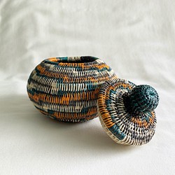 パナマ発エンベラ・ウォウナアン族手作り　壺型小物入れ蓋付き　Lサイズ 1枚目の画像