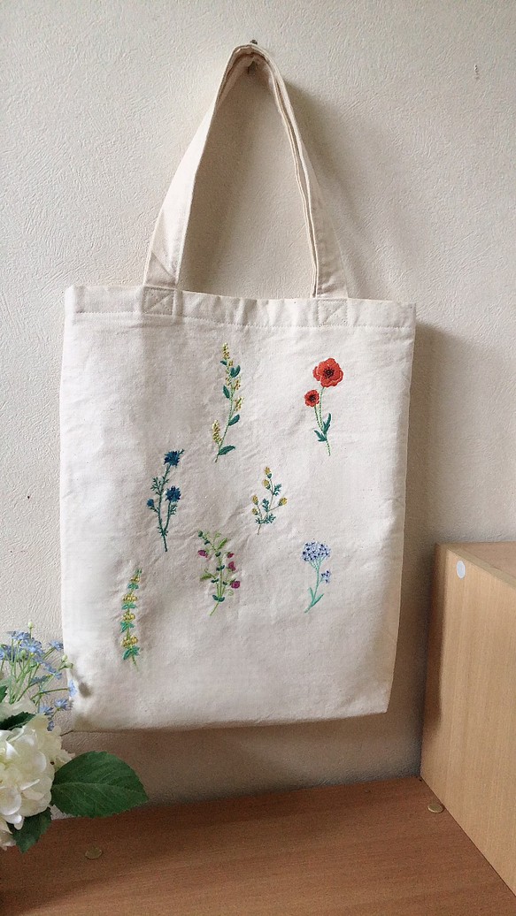 草花の刺繍のトートバッグ トートバッグ Petit truc プティ トゥルック