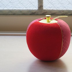 リンゴのオブジェ　赤色　伝統工芸品【江戸木目込人形・西陣織・金沢箔】 1枚目の画像