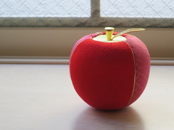 リンゴのオブジェ　赤色　伝統工芸品【江戸木目込人形・西陣織・金沢箔】 1枚目の画像