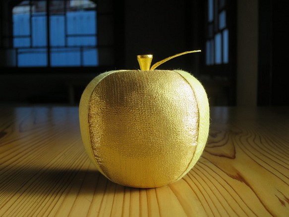 リンゴのオブジェ　金色　伝統工芸品【江戸木目込人形・西陣織・金沢箔】 1枚目の画像