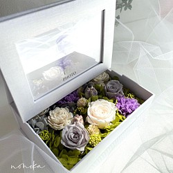 フラワーフォトフレーム＊ メモリアルボックス＊シャンパンホワイトのバラと紫のカーネーション　 1枚目の画像